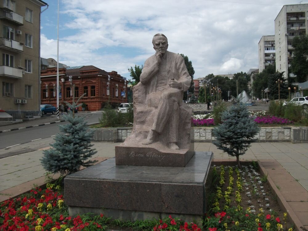 Памятники в саратове фото