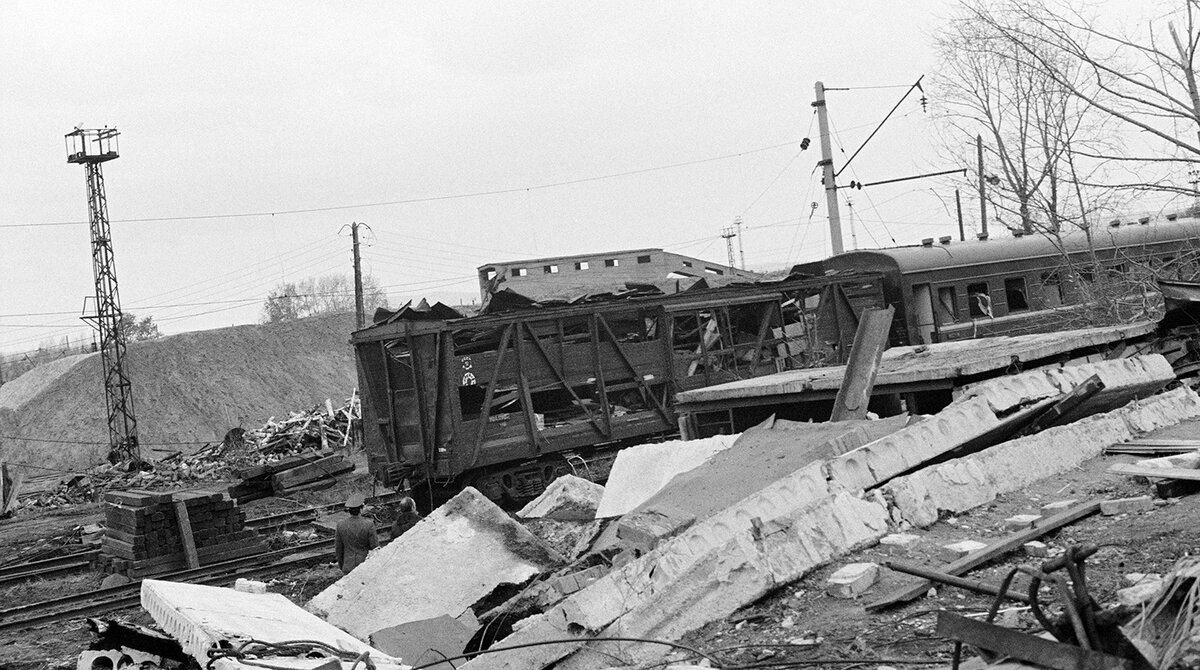 Подрыв поезда на баме. Свердловск сортировочная 1988 взрыв. Арзамасская Железнодорожная катастрофа 1988. Железнодорожная катастрофа в Арзамасе в 1988 году. Взрыв поезда в Арзамасе в 1988.