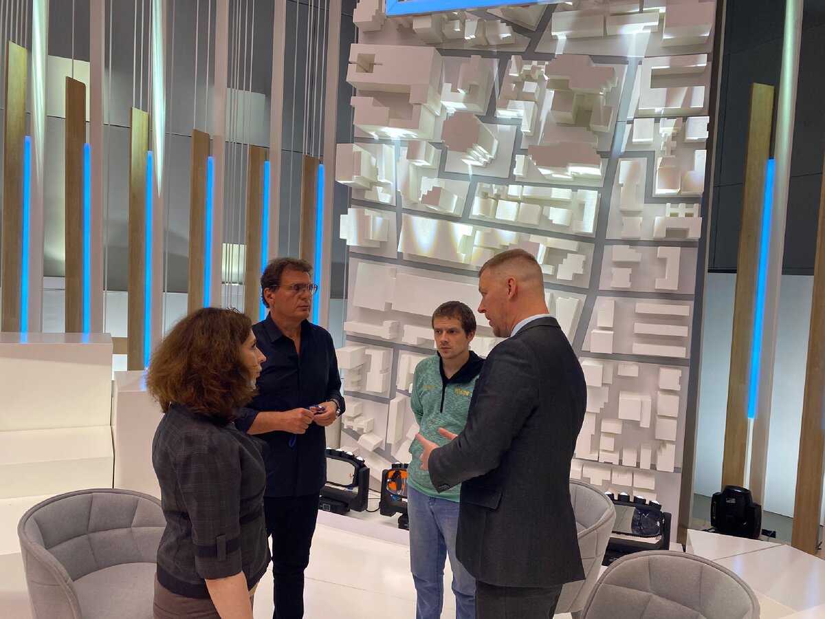 Виталий Захаров и Сергей Аверцев (справа) в студии канала МОСКВА-24.