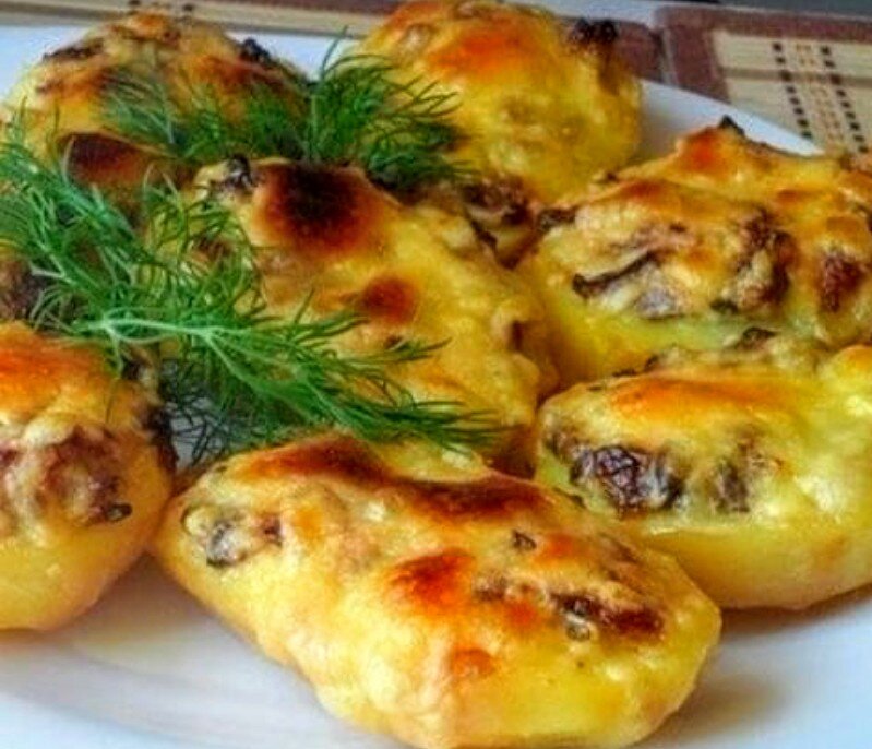 Нет времени заморачиваться с готовкой? Тогда этот рецепт для вас! Максимально просто!       Давайте приготовим запечённый картофель с начинкой.  Я использовала в качестве начинки грибы,но так же подойдёт любой мясной фарш.  Итак,нам потребуется: картофель 4 шт , лучше крупный,ровный ( получается 8 половинок), грибы ( либо мясной фарш) 200 грамм,лук репчатый 2 шт, майонез 2 столовые ложки, немного сыра,соль/ перец по вкусу.        Приготовление.   Картофель заранее отварить, полностью остудить ( так он будет лучше резаться и не будет разваливаться).  Грибы нарезать,обжарить с луком. Добавить майонез. Приправить специями по вкусу.  Картофель разрезать пополам, сделать углубление ( лодочку), заполнить начинкой. Сыр натереть на крупной тёрке и посыпать нашу крошку- картошку. Запекать в разогретой до 170 градусов духовке,15 минут.  Готовое блюдо можно украсить зеленью. Очень простой и вкусный ужин готов!    Приятного вам аппетита! Готовьте с удовольствием!