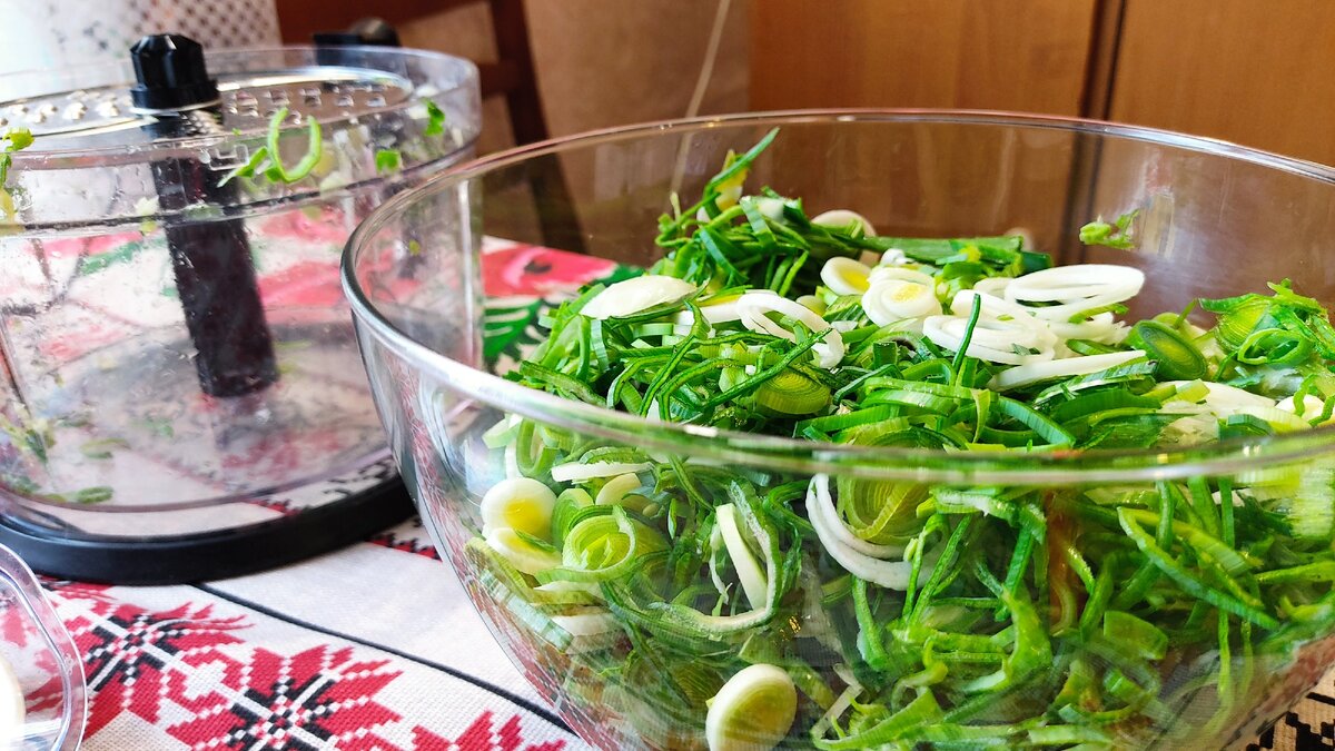 Для нарезки овощей использовала кухонный комбайн, с ним процесс приготовления ускоряется в два раза