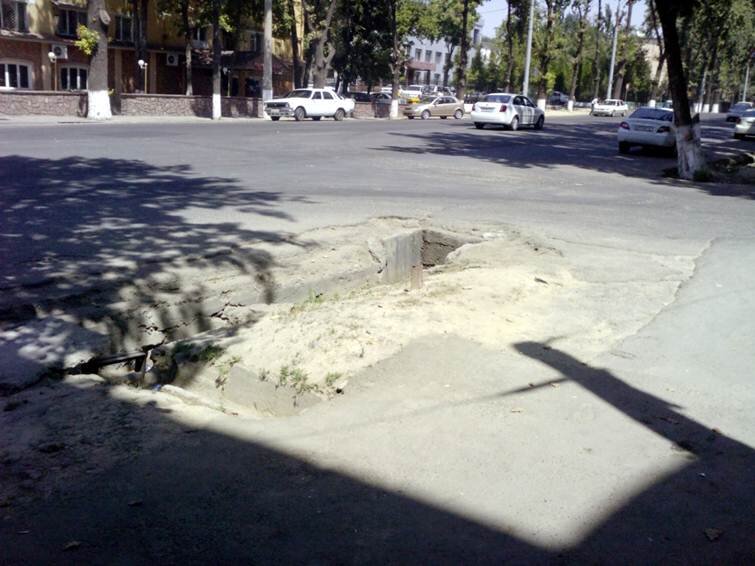 Многие хорошо знают этот неудобный въезд на ул Яна-Рудзутака здесь когда-то огромный металлический лист лежал прямо до пересечения двух арыков. 