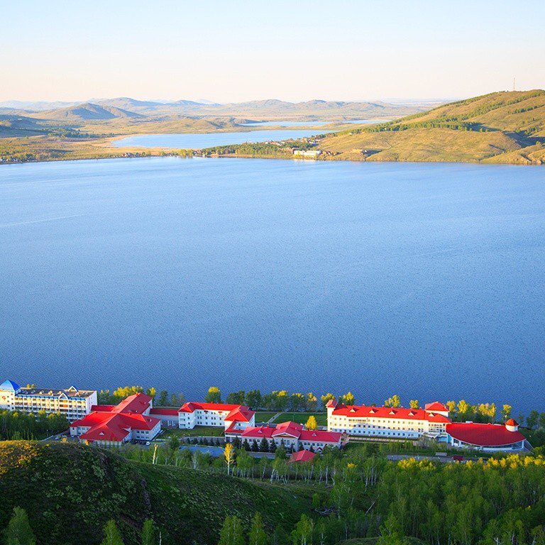 Озеро Баное не подолёку есть санаторий прям на берегу. 