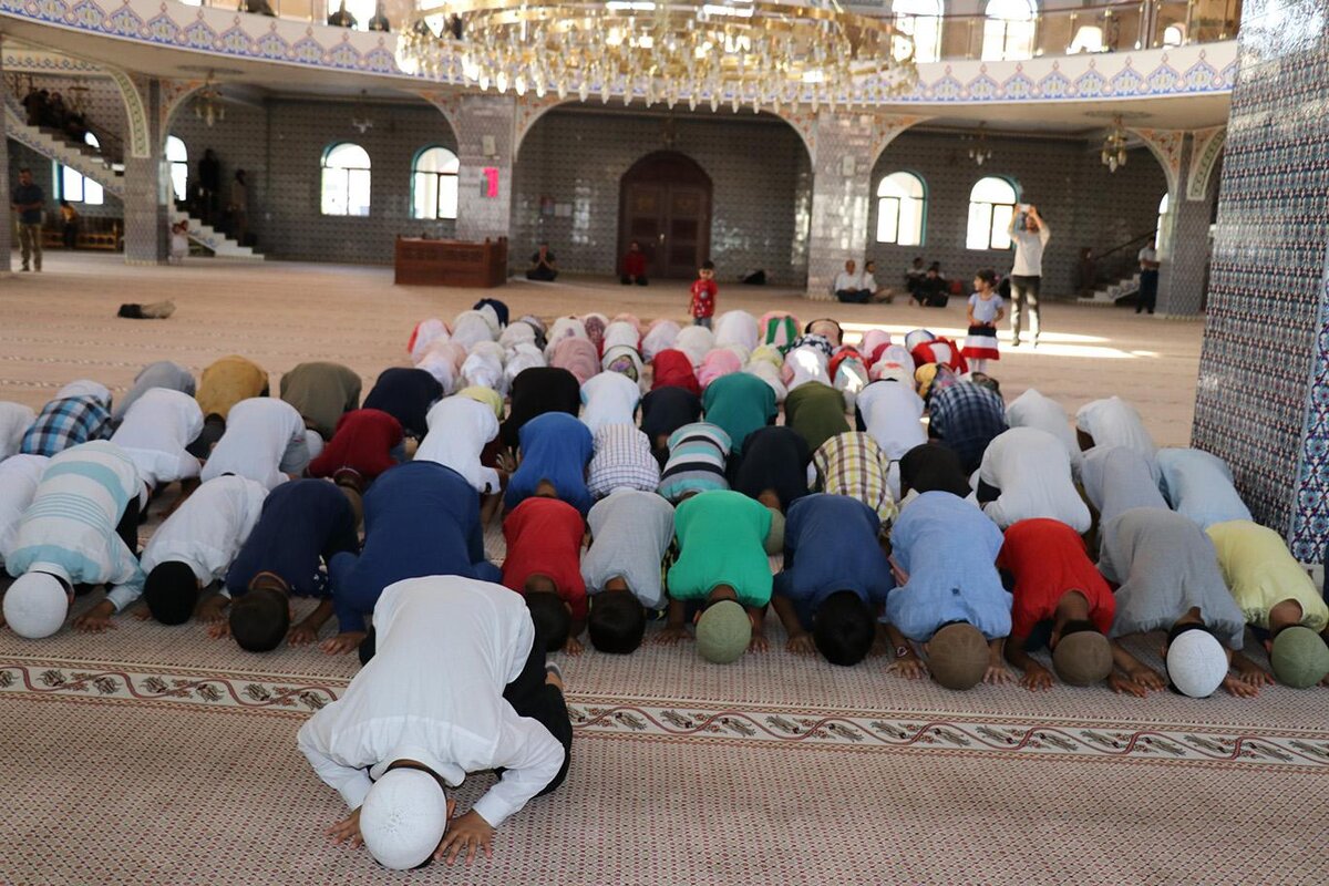 На фото: момент саджда (земного поклона) во время соборного намаза (джума). Источник фото: https://ilkha.com/files/gallery/big/9fbeab24c921e8517db7.jpg