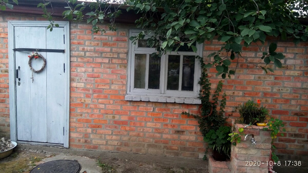 Гараж - это самое новой из всех строений в нашем дворе.