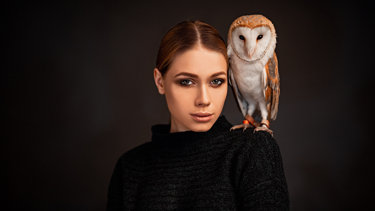 Филин жена шипилова. Девушка с совой. Фотосессия с совой. Фотосессия с совой в студии. Сова сидит на плече