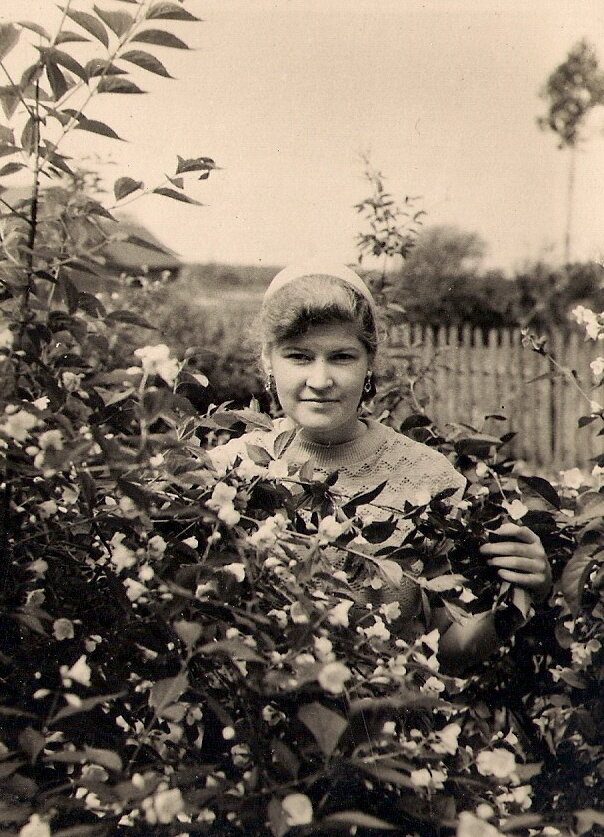 Счастливая советская женщина.