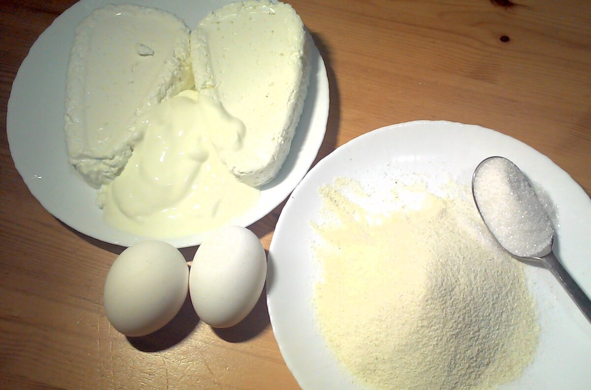 Яйца со сметаной на сковороде