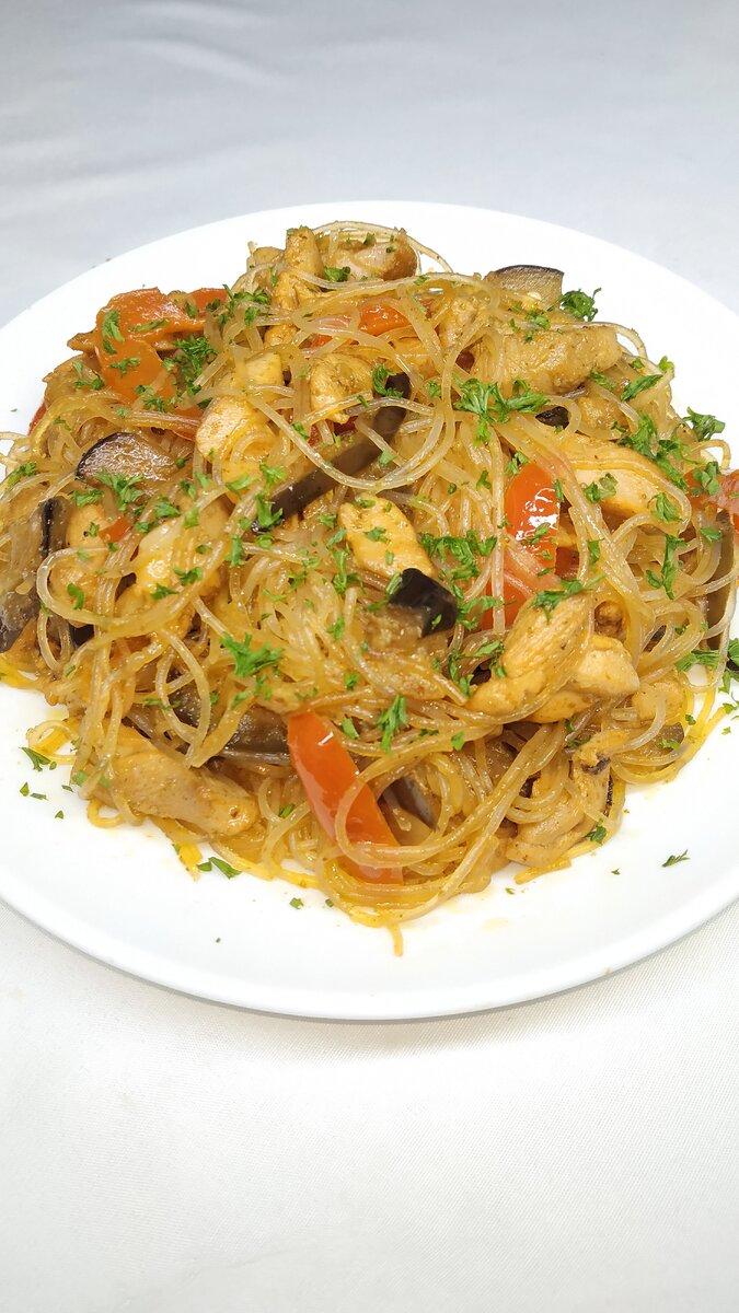  Баклажан 1 шт. Небольшой   🍆                                                      
Перец болгарский 1 шт.    🌶️
Куриные бедра 4 шт.  🍗
Заправка-соус Sen Soy для хе из курицы 1 пакетик. (Или можно соевый на ваш вкус, терияки).
Если добавляете заправку которую я указала, то соль по минимуму рекомендую добавлять, т.к она достаточно соленая) ❗❗❗
Масло подсолнечное пару столовых ложек для жарки овощей и мяса.
Соль по-вкусу. 🧂
Паприка 0,5 ч.л
Фунчоза 2 пучка 