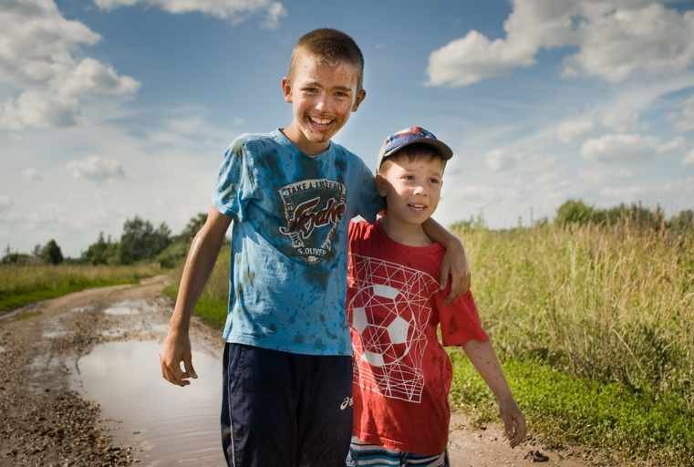 Два друга приехали из города. Мальчик в деревне. Мальчишки летом. Деревенский мальчик летом. Мальчишки в деревне.