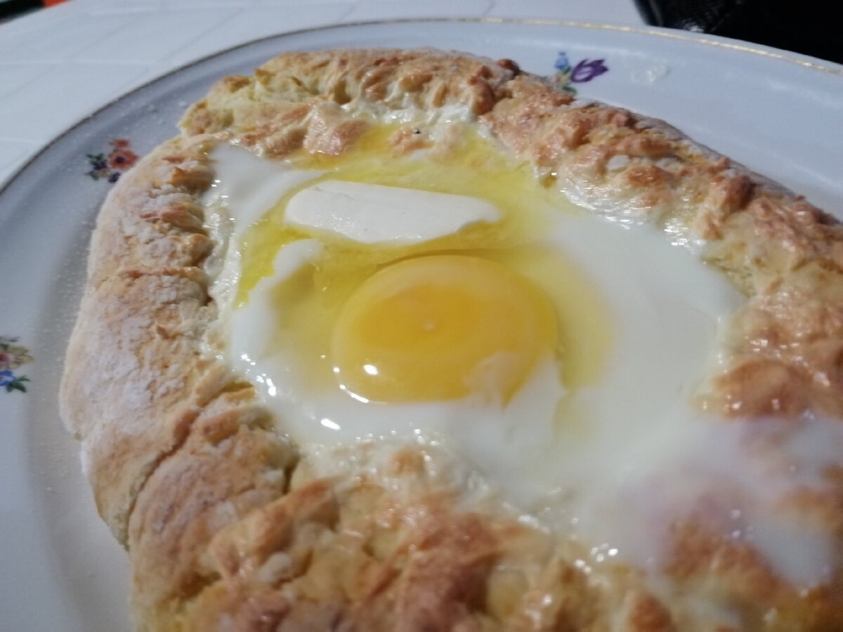 Хачапури по-аджарски (лодочка) в абхазской кафешке. Фото Светы Давыдовой