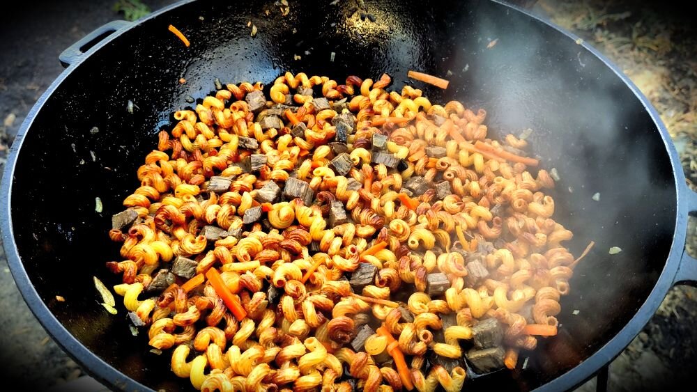мясо говядина в казане на плите. вкусное блюдо в казане на костре. макароны в казане с мясом на костре. макароны с говядиной в казане. хлеб в казане на плите.