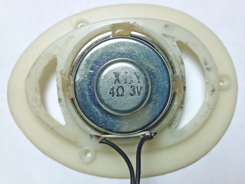  вставлен динамик в корпус наушников
