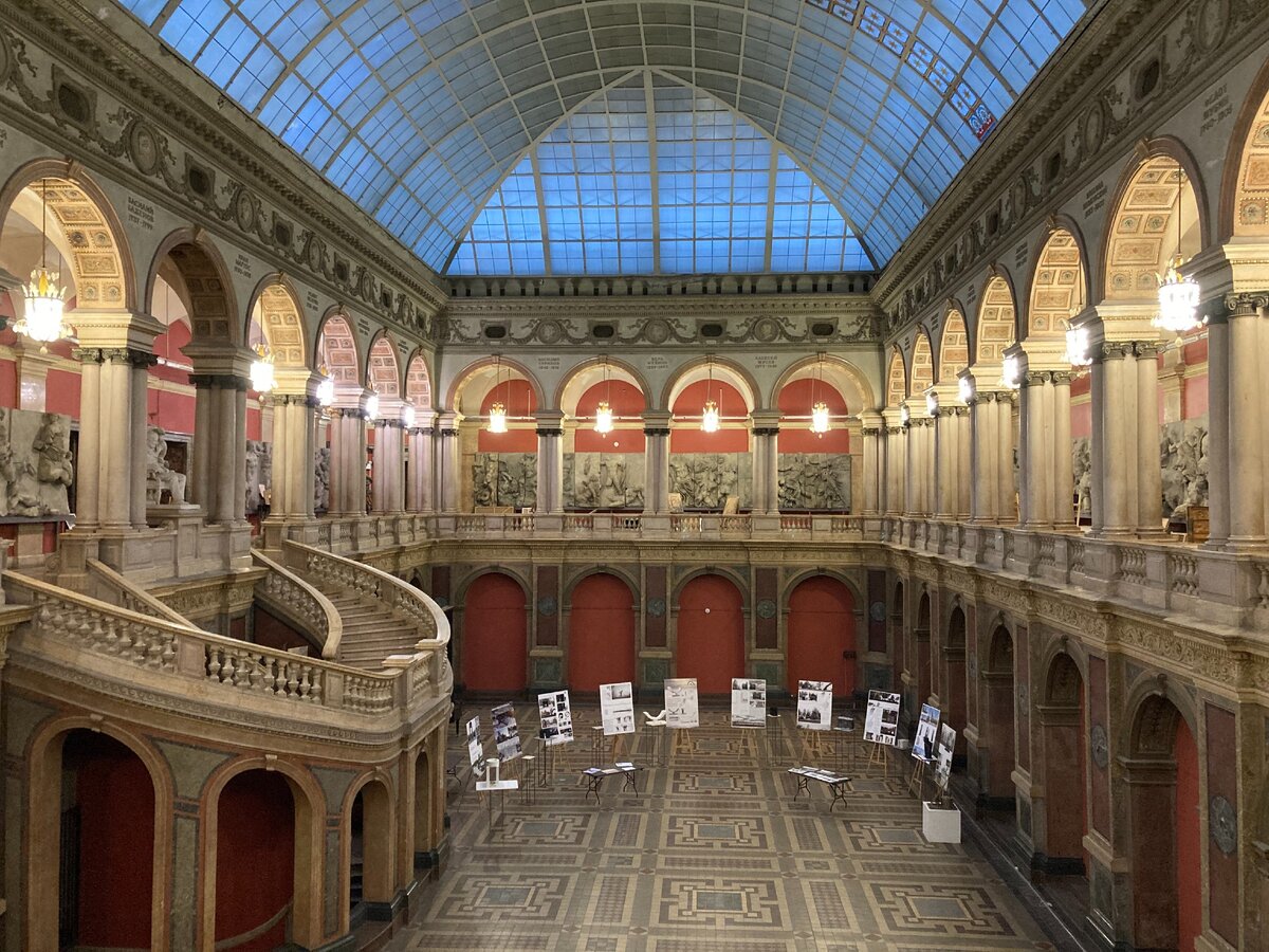 Большой выставочный зал