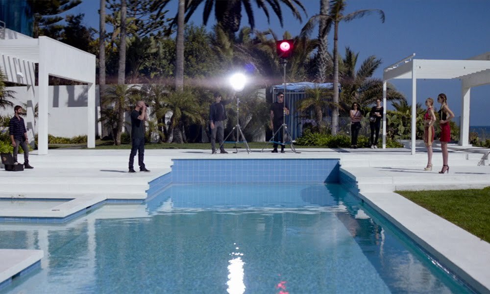 В начале десятых годов, в период расцвета мемов ВКонтакте, расплодилось множество пабликов на одну и ту же тему. Одним из таких стало сообщество "Типичная модель", где девушки из всех уголков СНГ делились подробностями модельной жизни. Те, кто читал этот паблик, получал исчерпывающие ответы о жизни моделей в тот период. Те, кто отправлялся за рубеж (а чаще всего это был единственный рынок с достаточным количеством работы), ехали в Азию – в Китай, Тайвань, Гонконг. Чаще всего условия были не лучшими – девушки жили в маленькой квартире вшестером, агентство не обеспечивало достаточного количества карманных денег, модели не были легально защищены. Мы решили узнать у казахстанских моделей и агентов, как обстоит ситуация на этом рынке сейчас, и как начать карьеру.Как стать моделью?
Сегодня в этом плане ситуация обстоит замечательно. В Казахстане много действующих агентств, которые предлагают свои услуги, среди них – EAT Models, Cast.kz, Bacca Models, Cassie Model Management. Вся информация доступна в их аккаунтах. Чаще всего всё, что необходимо – это прийти на один из кастингов, которые агентства устраивают регулярно. Если физические данные модели подходят, агентство предлагает контракт."Модельные агентства начали появляться в Алматы ещё в конце 90-х – например, известен Sanbel, – рассказывает агент Cast.kz Яна Решульская. – В 10-х появилось много агентств-однодневок, которые по факту являлись не агентствами, а модельными школами. Их и сейчас много".Есть и ловушки. В первую очередь стоит помнить о том, что моделингом сегодня могут заниматься люди с определёнными физическими данными (почему сейчас царит такая несправедливость, мы рассказывали в этом материале). За редким исключением, высокий рост, астеническое телосложение, хорошая кожа – главные параметры для успешной карьеры. Но на тех, кто мечтает о мире моделинга, научились делать деньги так называемые 'модельные школы'. "Модельная школа – это способ заработка на наивных подростках, которые пытаются реализовать свою детскую мечту. К сожалению, не у всех желающих есть физические данные и потенциал для работы в качестве модели. Оплачивая школу, они подкрепляют свою иллюзию о том, что они могут быть моделями. Со временем, конечно же, эти иллюзии сталкиваются с реальностью и разбиваются на осколки. Хорошее агентство не будет брать денег с начинающих, а в качестве моделей будет брать только тех, кто реально имеет данные и желание работать", – рассказывает директор Cast.kz Таисия Шайдарова.Как было раньше
Как было сказано выше, модельные агентства появились чуть раньше – в 90-х годах. И кардинально методы работы не поменялись, разве что тогда ещё не было активной работы с зарубежными агентствами. Как она обычно происходит? Казахстанское агентство подписывает договор с международным агентством, благодаря этому договору девушка может отправиться на заработки в Азию или Европу. То есть местное представительство занимается скаутингом* новых лиц и получает от этой деятельности свой процент, если их модель заработает. Случается и так, что сезон проходит неудачно, и расходы на модель превышают доходы. Этот риск агентства берут на себя. Правда, условия труда модели, что в Казахстане, что в мире, всегда находились в теневой стороне. "Десять лет назад международный модельный бизнес в целом функционировал тем же образом, что и сегодня, но фон, если так можно выразиться, был совсем другим. На тот момент практически не существовало инициатив по защите прав моделей и возрастного ценза. Основную массу участниц недель моды в Европе и США составляли подростки, которым часто приходилось делать по 60-70 показов за сезон. Сейчас ситуация обстоит совсем иначе", – рассказывает основательница агентства Cassies Model Management Карина Утегенова."Я работаю в моделинге уже восемь лет. Когда я только начинала, модельной работы в Казахстане почти не было, – комментирует казахстанская модель Аида Малыбаева. – Помню, что всему училась сама – не знала про снепы, буки, про то, как организовывается работа. Помню, как искала фотографов ВКонтакте, чтобы сделать с ними съемку, продюсировала её, всё делала интуитивно. Помню, как в 15 лет сама устроила съемку дома с секундомером! Стилизовала тоже сама – рубашка милитари, кожаные лосины, красные губы. И всё это – стоя на шкафу! О снепах* тогда не имела понятия. Отправила фотографии в агентство IMG Milan – настолько мне хотелось работать. Очевидно, они мне не ответили".Как обстоят дела с заработком в Казахстане
Сегодня индустрия развивается, появляется больше молодых брендов, больше изданий, в целом рынок становится шире. Если раньше одним из ключевых способов заработка было промоутерство, то сегодня есть возможность сняться в лукбуке, рекламной кампании, видеоролике. Впрочем, рынок до сих пор очень маленький – такой способ заработка можно воспринимать только как подработку. "Сейчас модная индустрия развивается быстрее, появляются новые дизайнеры, фотографы. Соответственно и спрос на моделей локально тоже растёт. Но есть ещё проблема в менталитете: когда работа модели не ценится, и клиент не хочет её оплачивать, считая, что девочке или мальчику и так повезло работать с ним, и фотографий достаточно. Благодаря нашей политике, заключающейся в том, что модель – это профессия, и её работа должна быть оплачена, – мы смогли добиться определенных успехов. Сейчас редко кто просит на коммерческую съемку пригласить модель бесплатно", – рассказывает Яна.Правовые вопросы в Казахстане также пока остаются "за бортом". Многие модели, особенно те, кто работает самостоятельно, в большинстве случаев не подписывают никакие договоры и фактически не имеют юридической поддержки. "Главная проблема моделинга в Казахстане заключается в некоторой подмене понятий: моделей у нас воспринимают в лучшем случае как наёмных сотрудников, в то время как они являются клиентами агентства – как материнского, так и принимающего. По сути, модель платит агентствам комиссию за то, что они организуют её работу, – как это делают актеры и деятели шоу-бизнеса, например. При этом как таковой местной индустрии и возможности локально стабильно зарабатывать я пока не вижу. Если говорить о защите интересов, в большинстве случаев модель не является субъектом трудового права в Казахстане: у нас нет привычки подписывать релизы, учитывать условия использования изображений при формировании гонорара", – говорит Карина Утегенова.А за рубежом?
Заработать хорошие деньги можно за рубежом. Самым популярным рынком среди молодых моделей стал Китай – там много работы для каталогов, лукбуков и рекламных кампаний. Предсказать заработок сложно, всё зависит от количества работы. По приезде модели изо дня в день посещают кастинги, если подошел типаж – повезло, не подошел – можно остаться без работы. Для поездки модели необходимо иметь хороший уровень знания английского языка, бук, отличную физическую форму. После окончания действия контракта, который длится обычно 2-3 месяца, из заработанной моделью суммы вычитаются комиссионные обоих агентств, налоги, расходы на пребывание модели в стране (аренда квартиры, покеты*, виза). Остаток – чистый заработок самой модели. "В каждой стране комиссия агентства и налоги составляют разные суммы: от 20% – в Азии, до 70% – в Европе. Чаще всего в первую поездку модель зарабатывает совсем немного денег или даже остается в минусе – в этом случае этот 'минус' остается в этом агентстве, и это те риски, которые принимающее агентство берёт на себя", – рассказывает Яна."Заработная плата формируется по тому же принципу, что у актеров кино: нет фиксированной суммы, заработок модели складывается из гонораров за проекты.