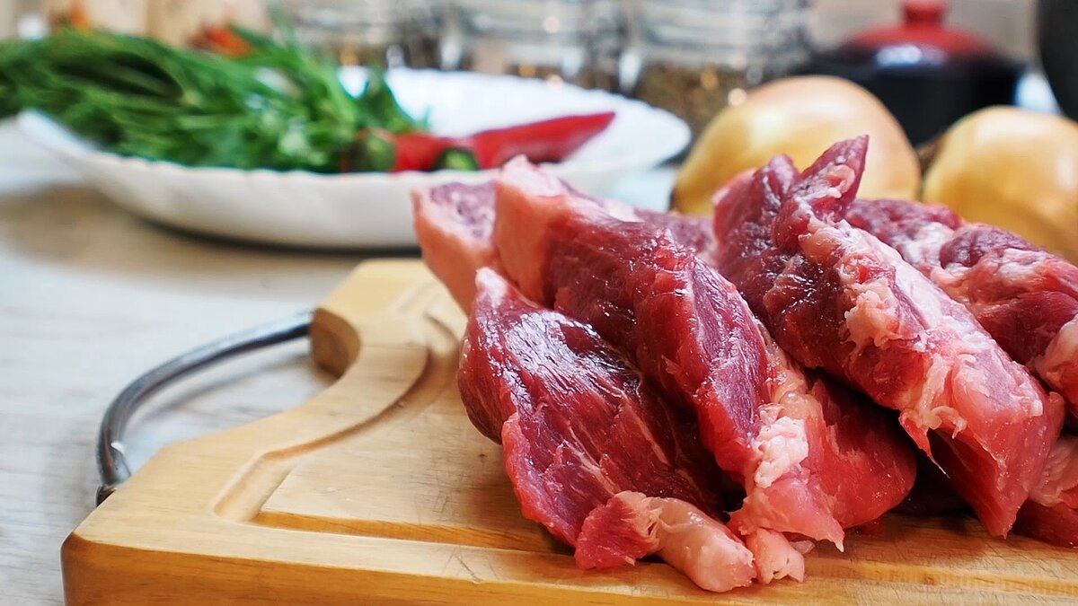 Вот так я нарезал свиную шейку, довольно крупно