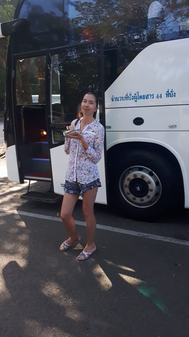 У автобуса. Первая остановка.