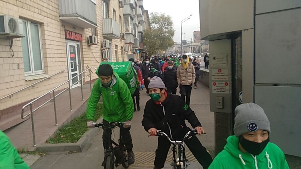 Курьеры направляются к офису Mail.ru. Все фото в заметке - из теоеграм-канала профсоюза "Курьер".