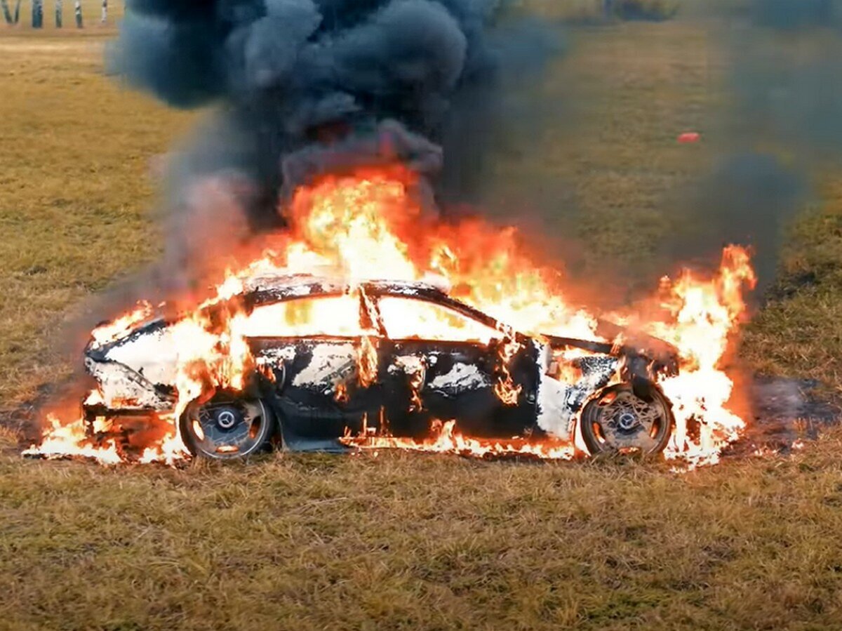 Горящий автомобиль s classe