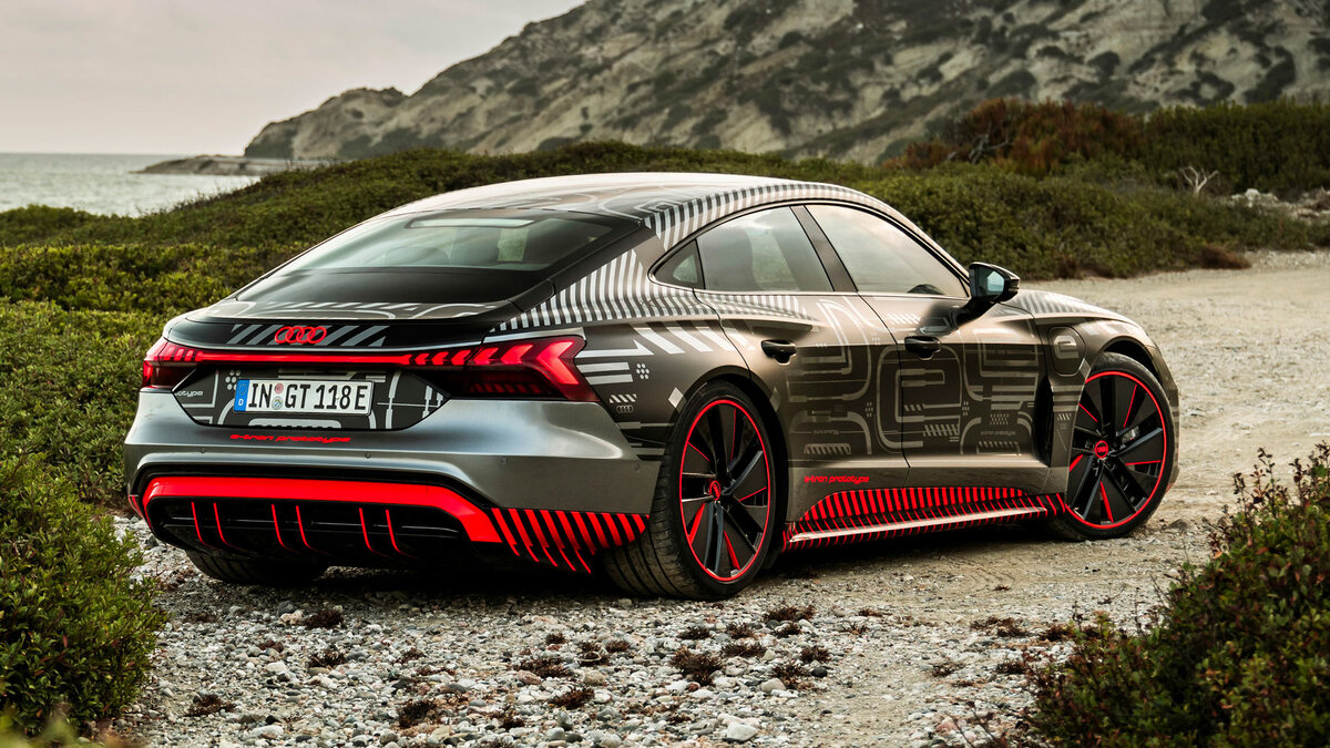 Промоутером  Audi наняла титулованного бразильского пилота Лукаса ди Грасси (на фото), который сейчас гоняется в электрической Формуле-E. Он нахваливает всё подряд: ускорение, управляемость, держак в поворотах, углеродокерамические тормоза и Audi Sport GmbH.