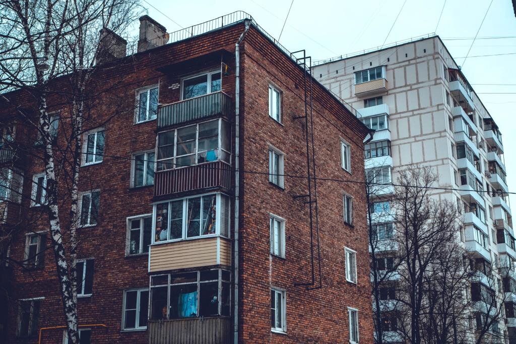 Два ярких представителя  старых спальных районов - "пятиэтажка" и "двенадцатиэтажка" Фото: Рубен Молотов