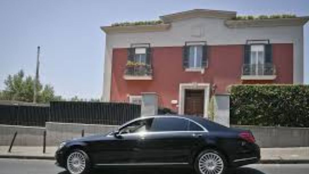 Так выглядит дом сегодня, в котором выросла София Лорен и на этой машине она в последний раз подъезжала к дому, но из машины не вышла.