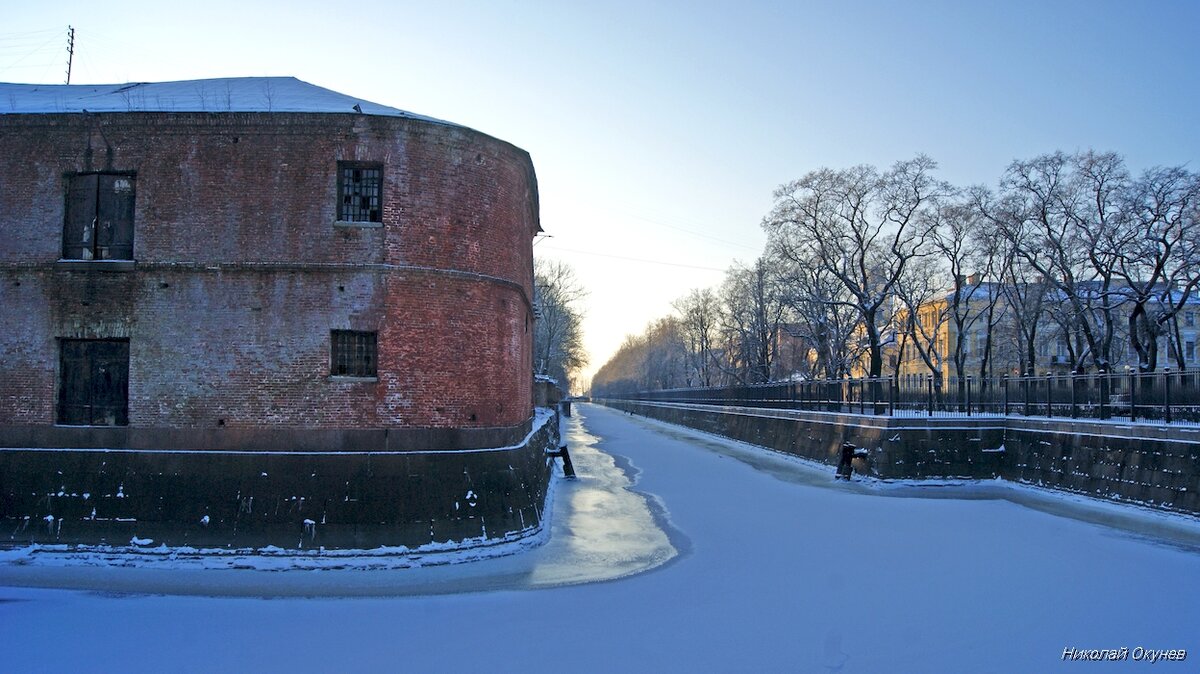 1. На противоположном берегу Обводного канала — здание 5-го провиантского магазина.