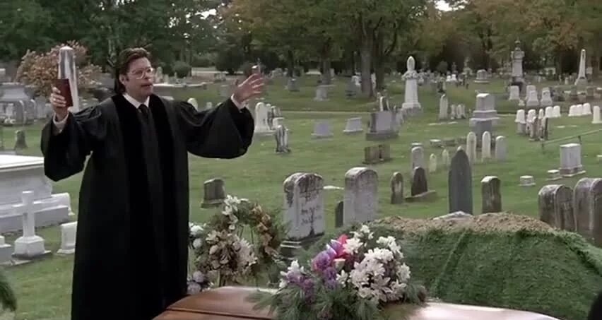 Стивен Кинг в роли священника. Кадр из фильма. Фото из открытого источника Яндекс картинки 