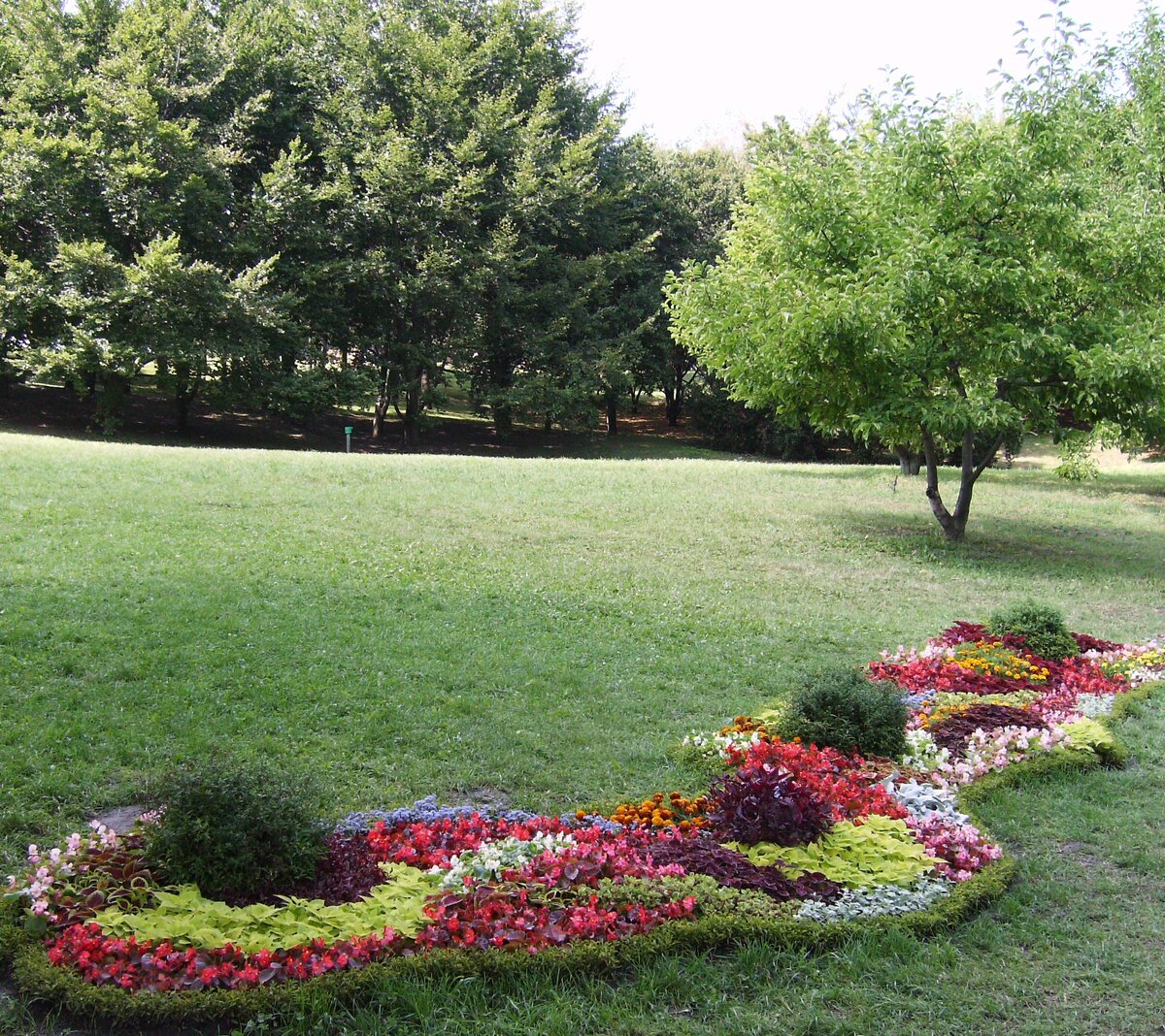 Мир непрост только потому, что для его увековечивания понадобилась жертва творцу его. Кто от лица бесконечного может принести бесконечную? Бесконечное Слово Божее, на Него и было возложено это. Но для этого вначале нужно стать частью мира, естественно человеком. С Праздником, Днём воскресным, малой Пасхой! Шесть раз лично, один раз вместе - вот жизнь Божиих людей в отношении молитвы, общения с Вечным. А то "тянут-потянут, вытянуть не могут". Такая молитва. И вместе же легче. Если Сын Божий принёс от имени людей жертву Богу, то они должники Божии. Помимо того, что привёл в Свою жизнь, которая на небе, в блаженстве высшем, называемом царством небесным. Что собирается простить им? Всё кроме долга. О том в главной их молитве, которой научены Богочеловеком. "Всякому должнику нашему" прощаем грехи, долги же надо возвращать. В процессе чего грехи почти у всех. А может часть спишет, если тянуть… Лукавство служба лукавому. Ты возвращай, а там посмотрим. Мы Богу не грехи должны, а долги, в которых как в шелках. Что значит грех. Сколько нам дано! А что на выходе? И если прощаем грехи, то и нам простятся, которые накопились в процессе возврата долга. С последствиями греха работает молитва, в том числе коллективная. Во время такой уже с большой буквы таинства. Высшее из которых - становиться частью Сына Божьего, призвание которого Спаситель мира (греч.: Христос), Спаситель человека (греч.: Иисус). Цепляйтесь, мир уже пристёгнут. Ещё одним Таинством молитвы общины христиан является исповедь Богу в присутствии Его Слова (вездесущим быть не перестал, воплотившись), о чём люди и не мечтали. Какой у них появился ходатай! А перед Ходатаем! Его Мать. А перед Божией Матерью! Святые и ангелы. С большой буквы исповедь естественно для существенных грехов. Не надо пытаться опорочить Бога, повторяя Ему то, о чём Он уже забыл, простив, услышав на личном приёме: "Боже, будь милостив ко мне грешнику!". С чем отпустил!! И тут снова… За кого вы Меня считаете?? "Отец наш небесный! Отче, да славится имя Твоё, да придёт царство Твоё, да будет воля Твоя и на земле, как на небе! Хлеб наш насущный подавай нам на каждый день. И прости нам грехи наши, потому что и мы прощаем согрешения всякому должнику нашему. И не введи нас в искушение, но избавь нас от лукавого". Что против нас, то чем является по сравнению с тем, что против Бога? Царство Его уже пришло, новая эра на земле. Его Воля предшествует перед Царём, который в единственном числе, не нужно несколько всемогущих. Вот каким является всевышний разум, Они наравне с Ним. Всё и вся славит имя Божее, а не покоряющиеся - неистово, сильнее остальных прославляют бесконечную любовь. Терпение бессмысленно, если не заканчивается. Время это начало вечности, за которое необходимо приобрести, что нужно для продолжения. Приобрёл не приобрёл, но если имеешь покаяние, то не умрёшь для вечной жизни, своё вечное бытие спас от вечного одиночества, очевидно. Не тюрьма ни жизнь Божия, ни Его мир. 