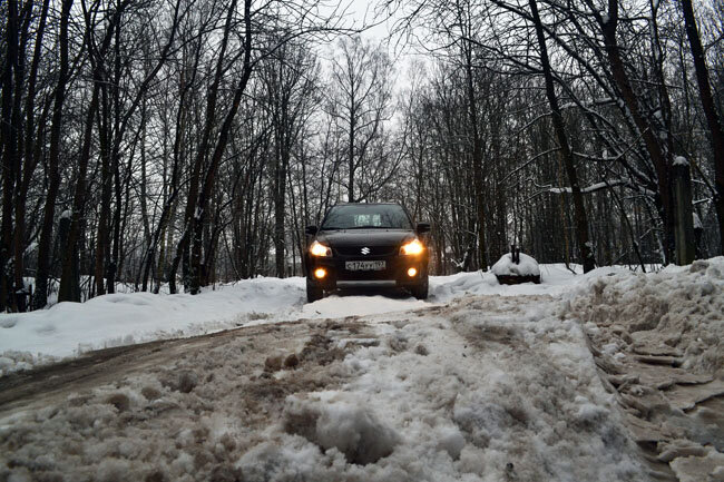Зимой переоценить полный привод сложно. И хотя у SX4 не самый короткий свес, на нем запросто можно съезжать с асфальта.