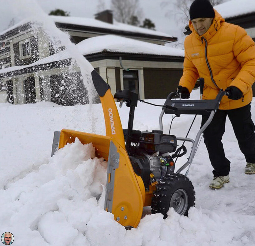 Снегоуборочный комбайн подойдет для уборки больших объемов снега, при выпадении больших суточных норм осадков снега