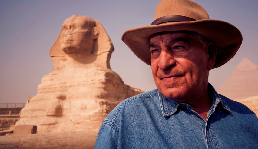 Захи Хавасс на фоне Великого сфинкса. (Исходное изображение взято с Youtube.com).