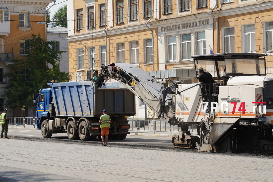 Продолжится финансирование строительства и ремонта дорог. В прежнем объеме сохраняется региональная часть дорожного фонда, существенно будет увеличен объем финансирования ремонта дорог местного значения