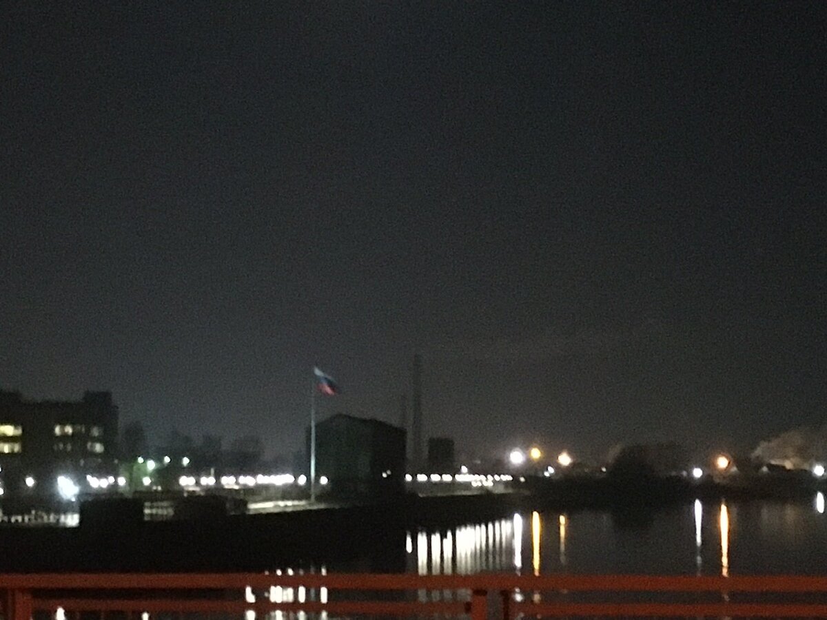 На самом деле это фотография очень четкая, не верьте своим глазам...