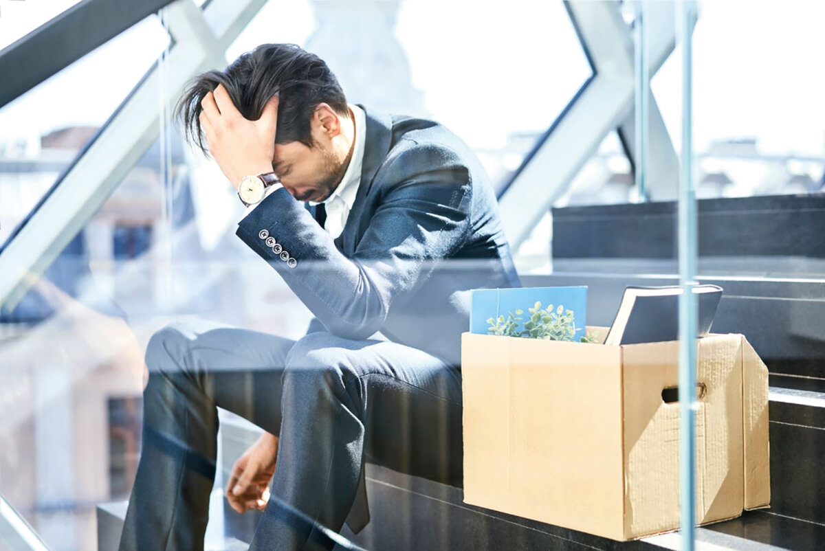 Работодатель. Поиск работы в кризис. Поиск работы в кризис. Задумчивый бизнесмен. Безработный человек.