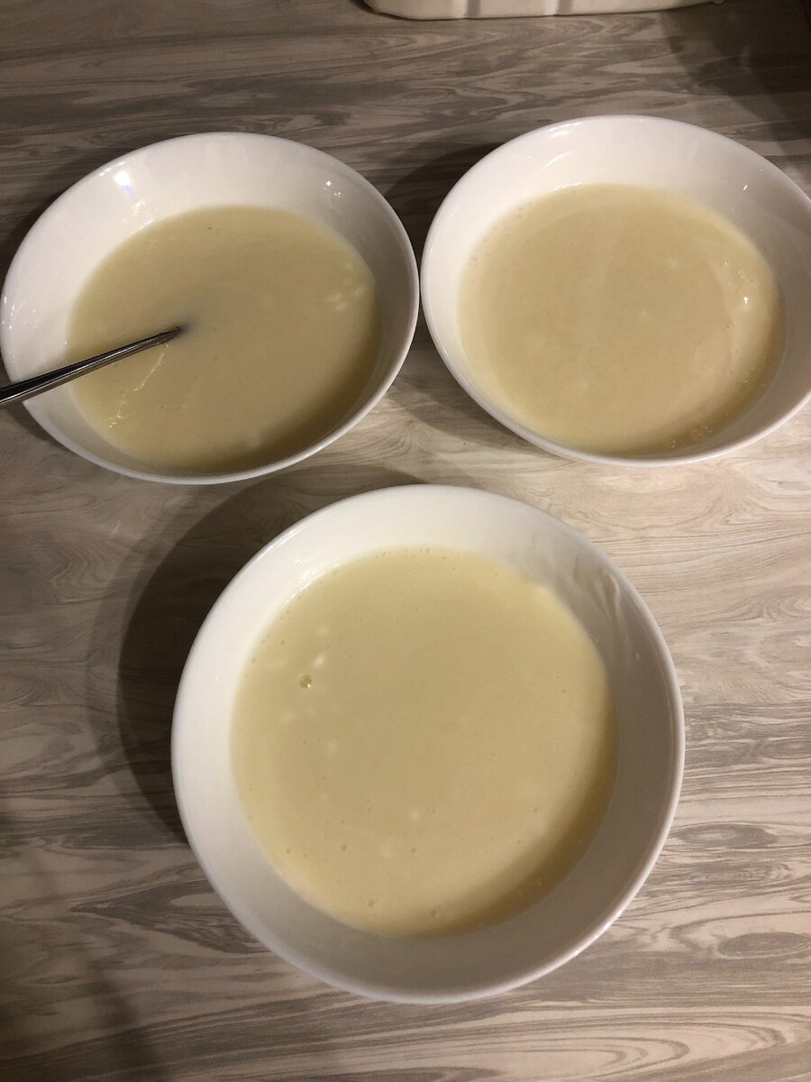 В каждой миске - смесь на один корж