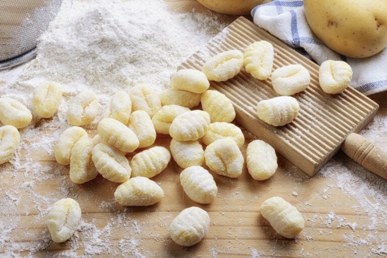 К сожалению у меня пока нет вот такого ребристого приспособления, чтобы придавать моим изделиям вот такую красивую волнистую форму. Классические клецки сначала нарезают как ленивые вареники, а потом прокручивают по «ребрышкам», в крайнем случае используют вилку. 