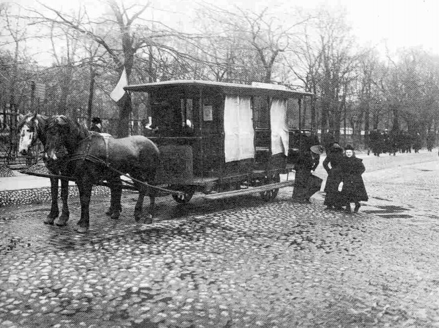 Омбнибус на остановке у Александровского сада. 1900 годы. Неизвестный фотограф. Источник: Шапилов Е., Величко М., Процай А., Буйнякова Н. От конки до трамвая. Из истории петербургского транспорта. 1993 г. 