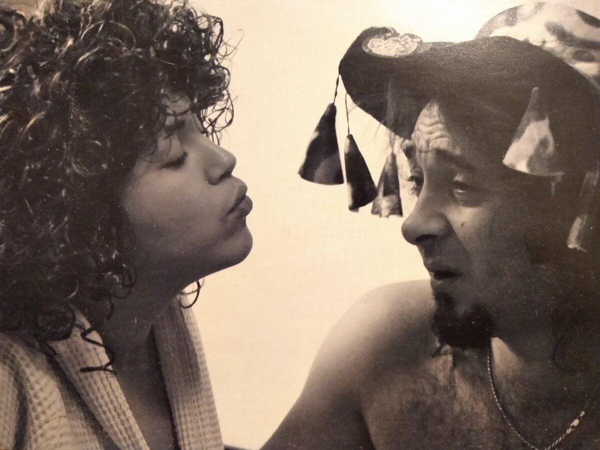 Утро после очередной годовщины свадьбы. Наши дети почему-то очень любят эту фотографию. 