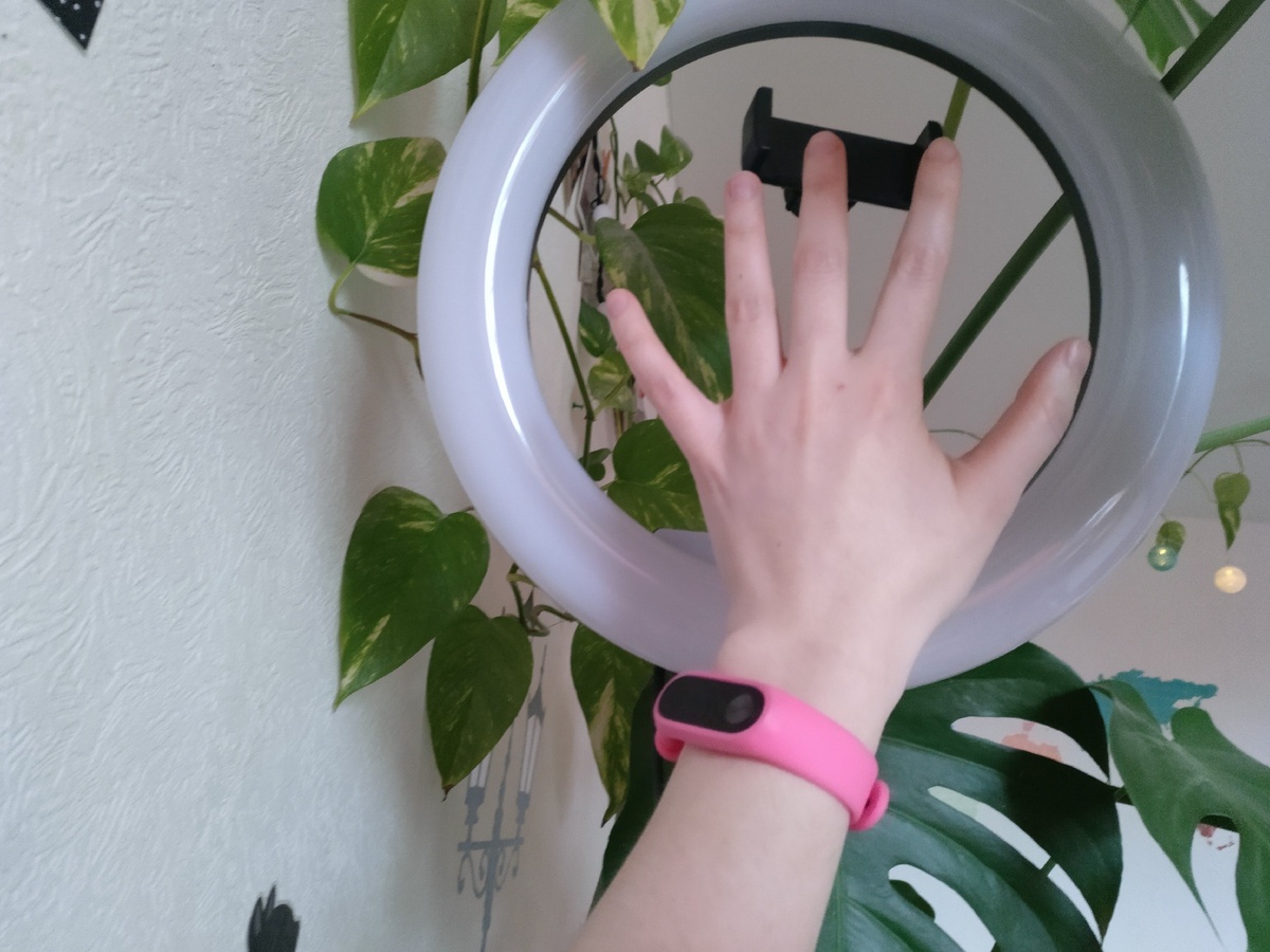 Вот над пальцами сверху торчит держатель для телефона как раз