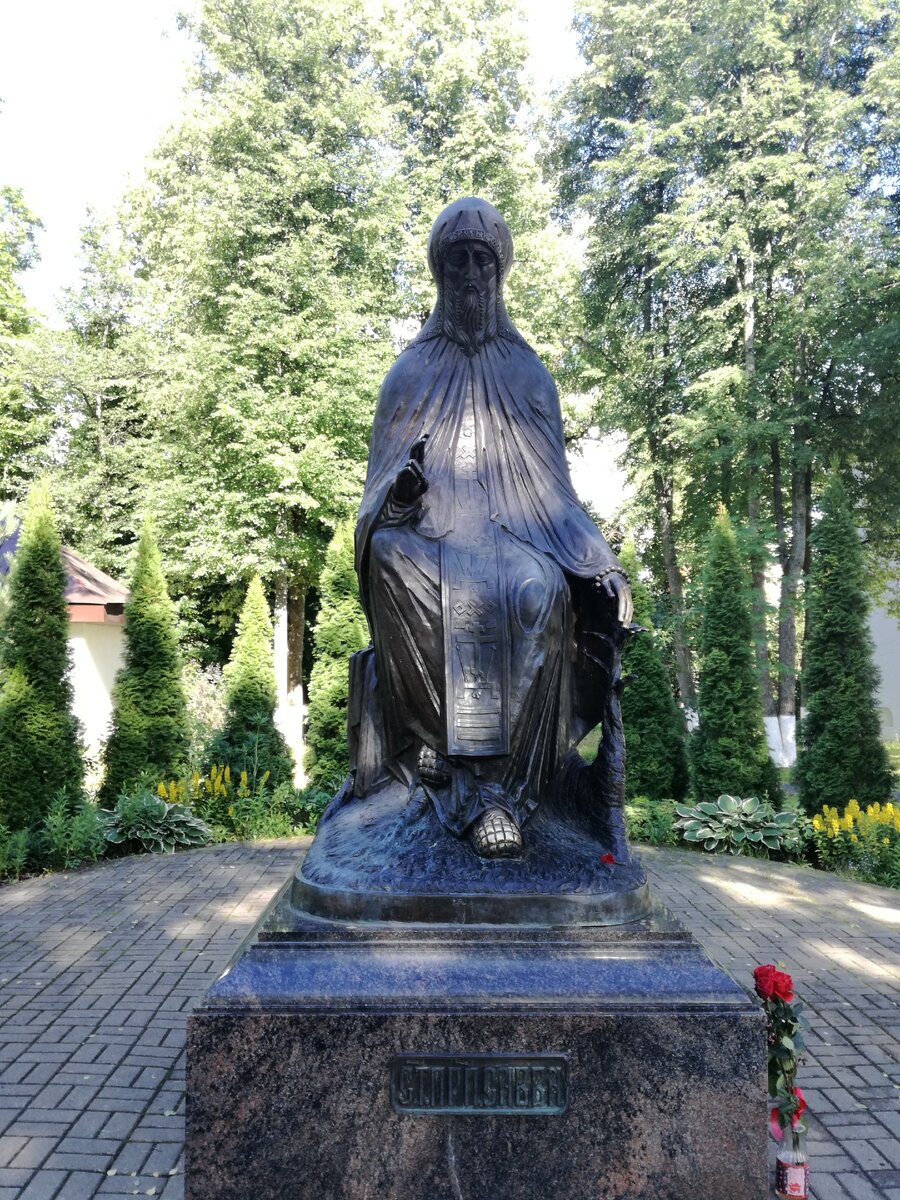 Памятник Савве Сторожевскому возле основанной им обители. Фото автора