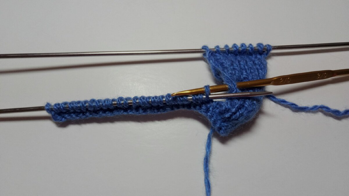 Петлю с левой спицы протягиваем через кромочную. Как будто замыкаем круговое вязание. Я делаю крючком, но можно и спицами, как вам удобно так и делайте!