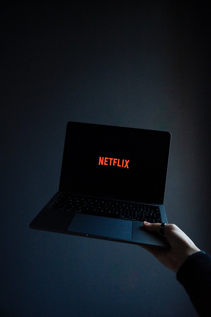 Крупнейший онлайн кинотеатр в мире это Netflix.