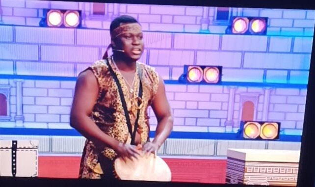 Барабан  помогал дифелировать моей жене в нарядах от народного стилиста...