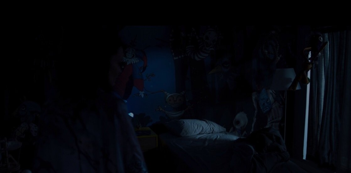 Если присмотреться в темноту, можно увидеть рисунки обоев в детской. 