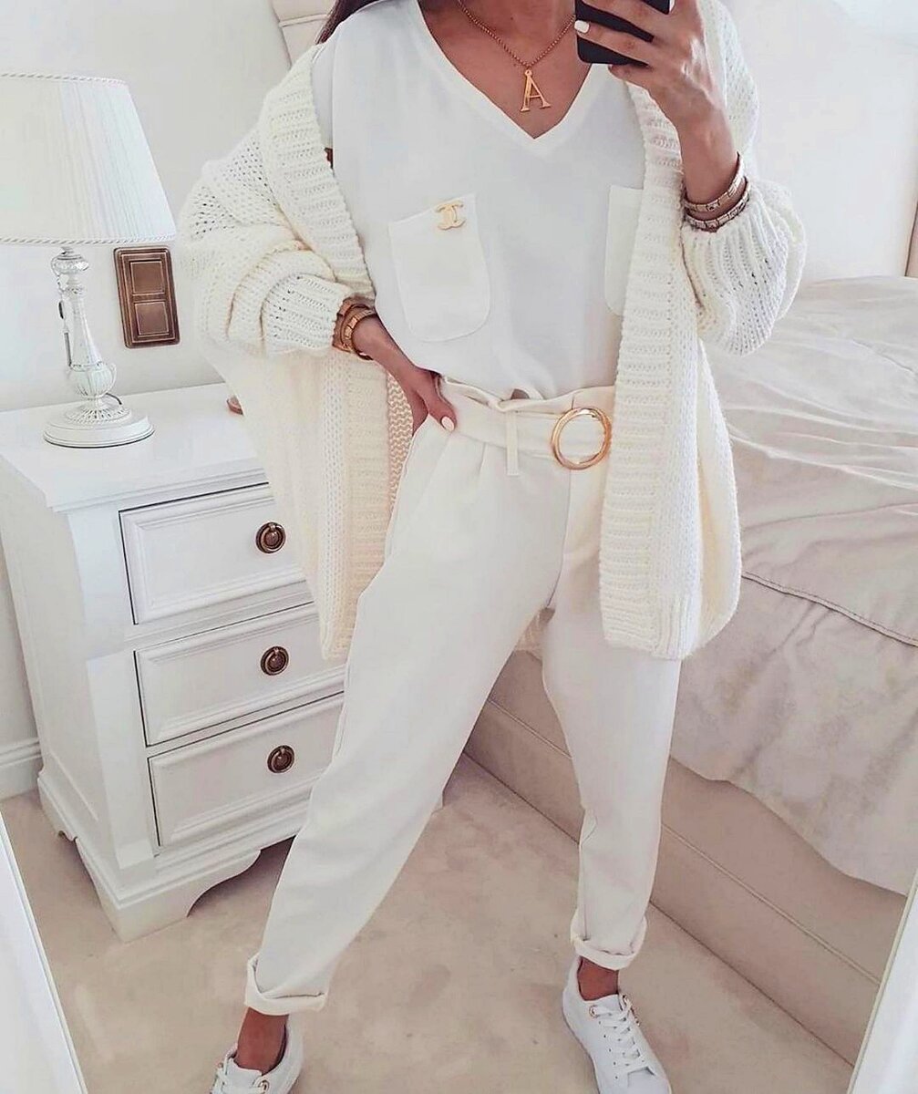 Они прекрасно будут смотреться с кофточкой такого же цвета.