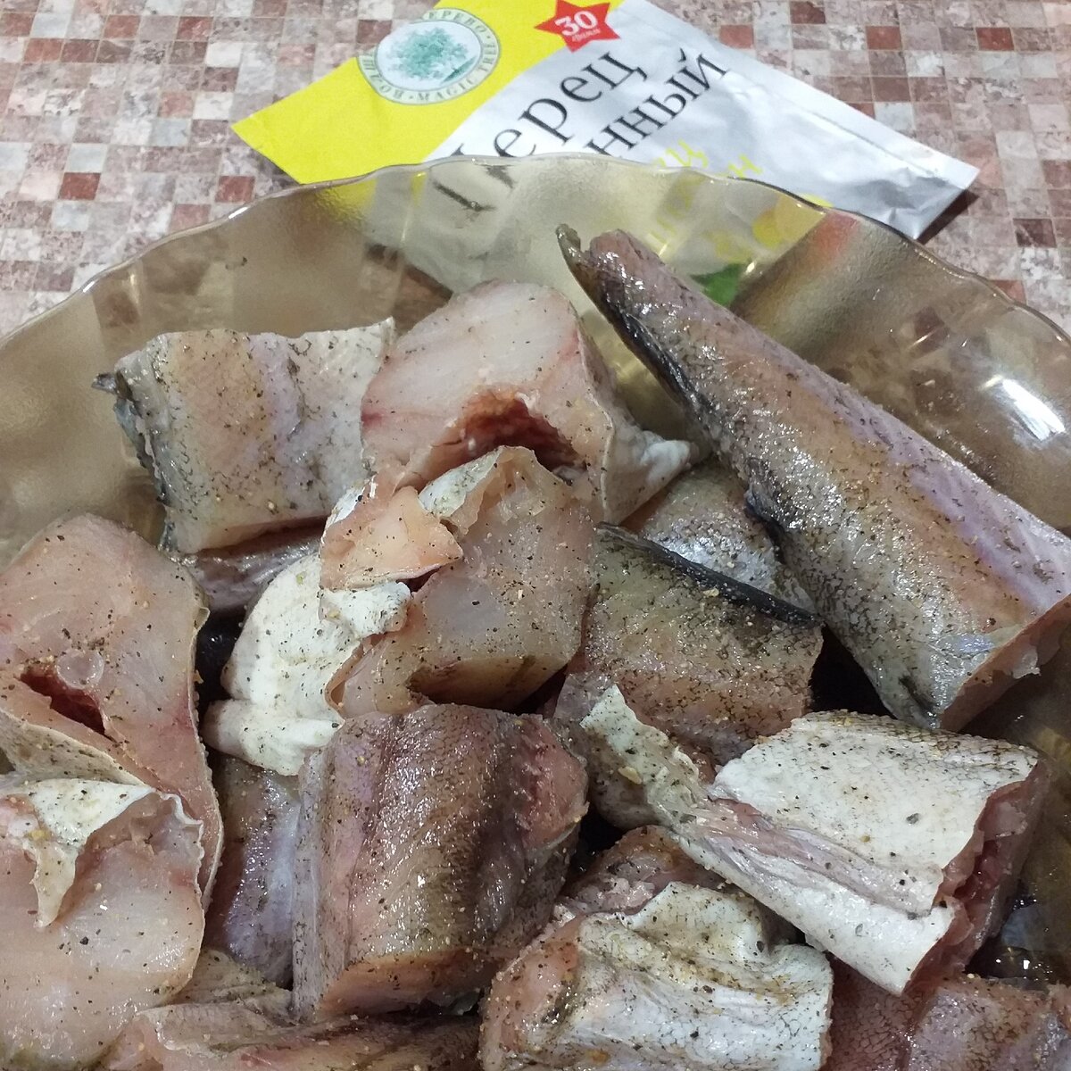 Минтай разделываем на порционные куски и солим + специи