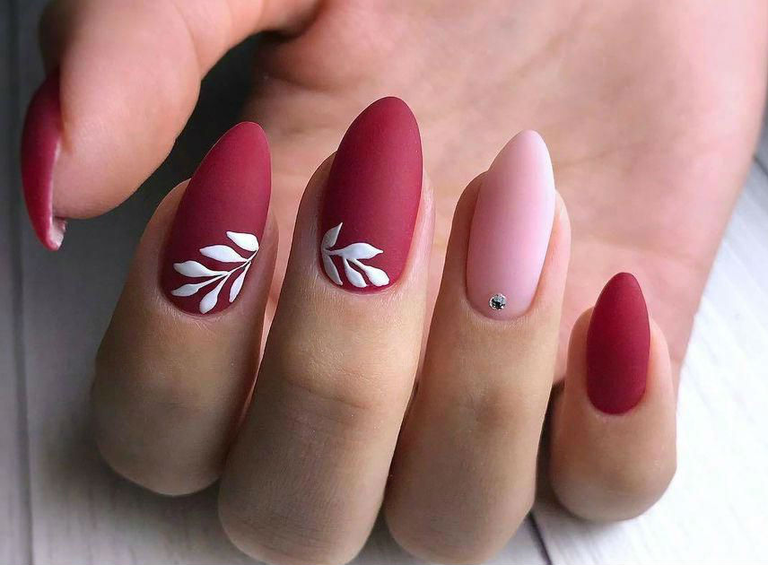 Красный матовый маникюр с декором