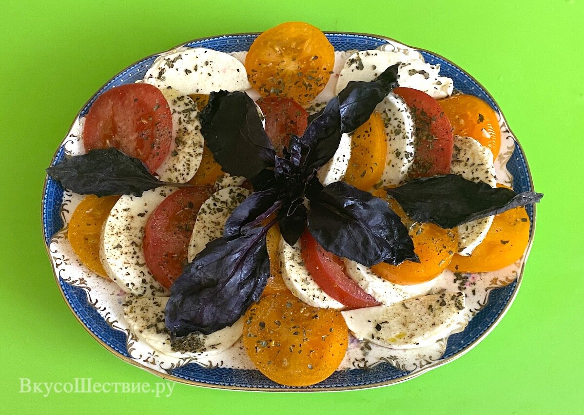 Салат Капрезе с моцареллой и помидорами