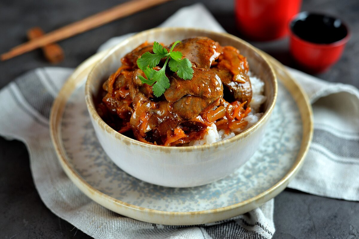 печень говяжья с подливкой. гуляш из куриной печени с подливкой. печень с подливкой. печенка в сметанном соусе. куриная печенка с подливкой.